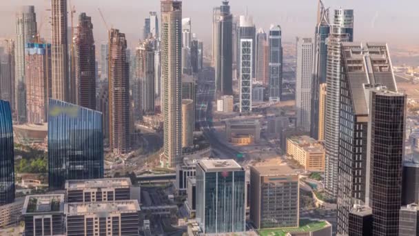 Skyline del centro con forma de arquitectura moderna por encima de timelapse. Vista aérea de las torres de la bahía de negocios de Dubai. — Vídeo de stock