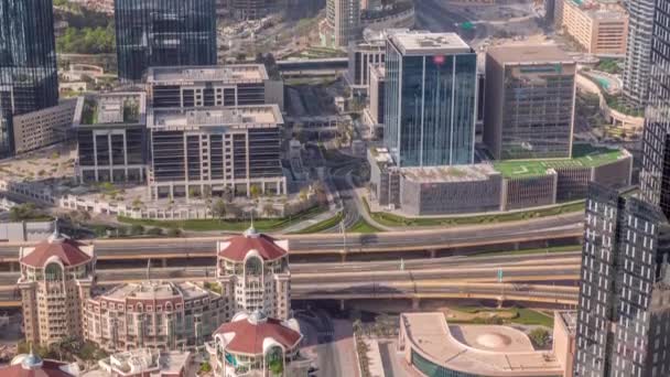 Traffico prepotente sull'incrocio del cavalcavia nel centro di Dubai timelapse aerea. — Video Stock