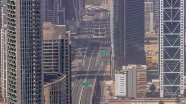 Dubai şehir merkezindeki üst geçit kavşağında yoğun trafik var..