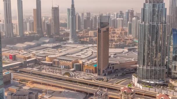 Dubai 'deki en yüksek kulelerin hava manzarası şehir merkezinin ufuk çizgisi ve otoyol zaman çizelgesi. — Stok video