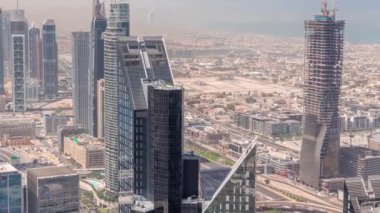 Şehir merkezinin ufuk çizgisi, modern mimari biçimli, zaman çizgisinin üstünde. Dubai iş hangarı kulelerinin hava görüntüsü.