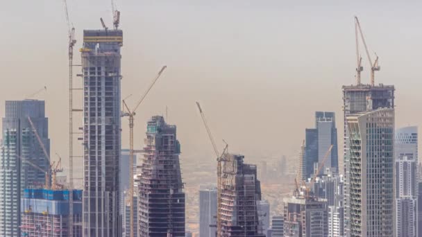 Dubai centro con la construcción a gran escala de un complejo residencial con vistas a la construcción grúas timelapse aéreo — Vídeos de Stock