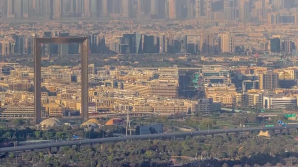 Skyline de la ville de Dubaï avec des gratte-ciel modernes à Deira et dans le quartier de Zabeel timelapse aérien — Video