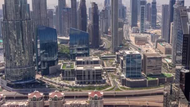 迪拜市中心天际线和高速公路上最高的塔楼的空中景观一天到晚都在消失. — 图库视频影像
