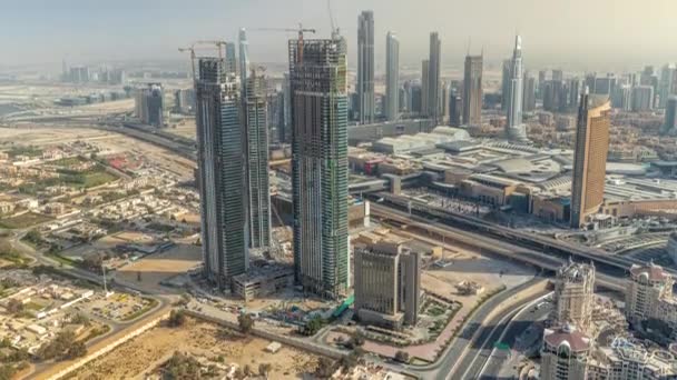 Dubai centro con la construcción a gran escala de un complejo residencial con vistas a la construcción grúas timelapse aéreo — Vídeo de stock