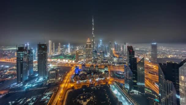 Panorama aéreo de las torres más altas del centro de Dubái skyline y timelapse noche autopista. — Vídeos de Stock