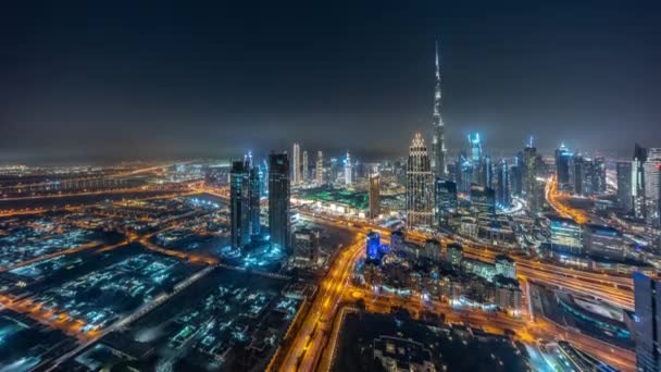 Flygfoto panorama över de högsta tornen i Dubai Downtown skyline och motorväg natt timelapse. — Stockvideo