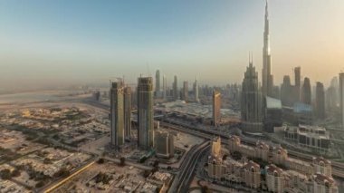 Panorama Dubai 'deki en yüksek kulelerin gökyüzünü ve karayolu zaman çizelgesini gösteriyor..