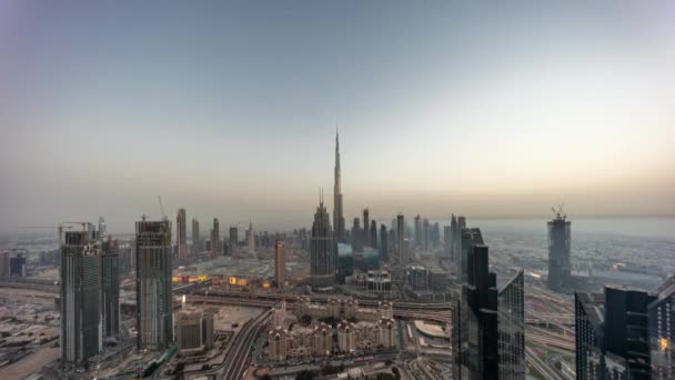 Vista panorámica aérea de las torres más altas del centro de Dubái skyline y autopista día a noche timelapse. — Vídeos de Stock