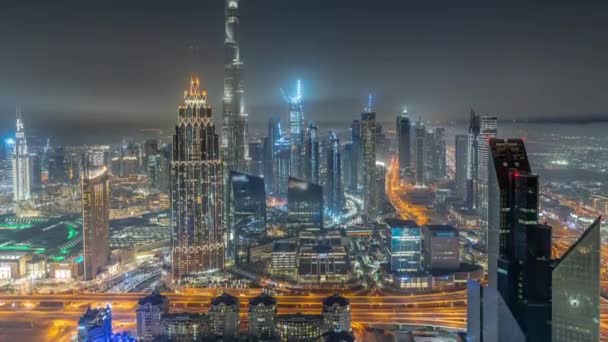 迪拜市区最高的塔楼的空中景观、天际线和公路夜景. — 图库视频影像