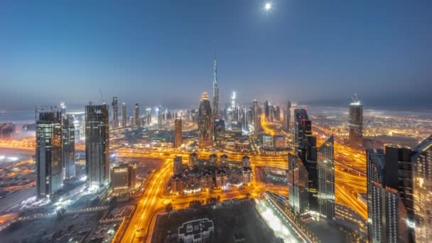 Vista aérea das torres mais altas do Dubai Downtown skyline e rodovia noite a dia timelapse. — Vídeo de Stock