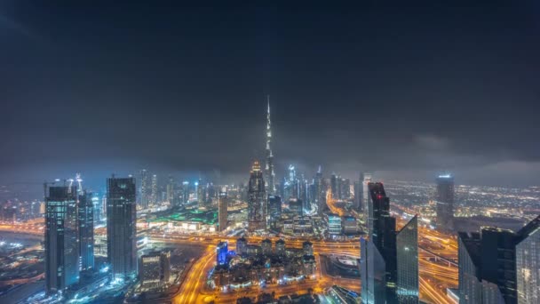 Flygfoto panorama över de högsta tornen i Dubai Downtown skyline och motorväg hela natten timelapse. — Stockvideo