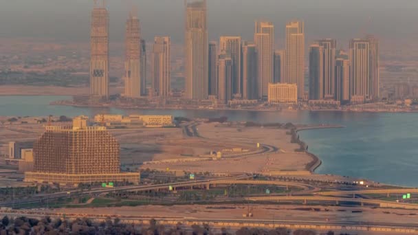 Dubai Creek haven met wolkenkrabbers en torens in aanbouw luchtfoto 's avond tijdspanne — Stockvideo