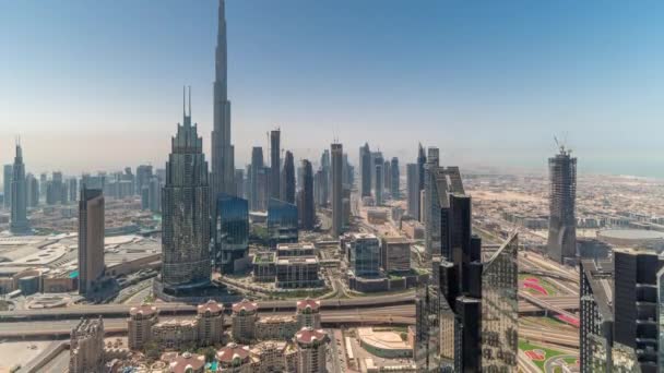 Vista aérea de las torres más altas del centro de Dubai skyline y autopista todo el día timelapse. — Vídeos de Stock