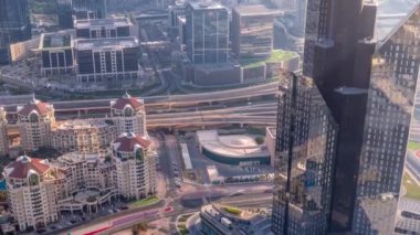 Dubai şehir merkezindeki üst geçit kavşağında yoğun trafik var..
