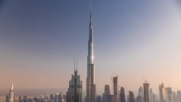 Letecký pohled na nejvyšší věže v Dubaj Downtown panorama a dálnice timelapse. — Stock video
