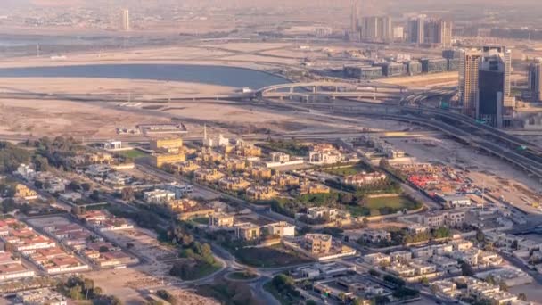 Jardin dans le quartier de Zabeel avec des gratte-ciel sur un fond aérien timelapse à Dubaï, Émirats arabes unis — Video