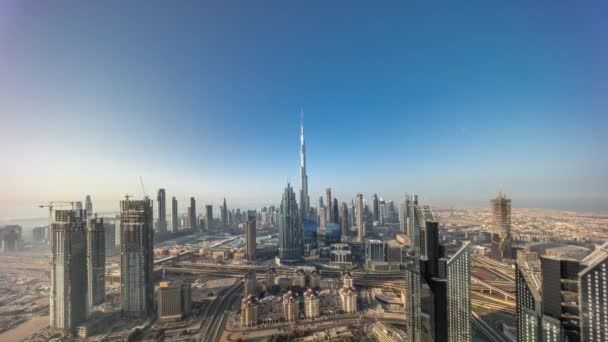 Vista aérea de las torres más altas del centro de Dubái skyline y timelapse autopista. — Vídeos de Stock