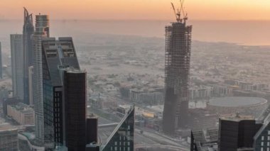 Şehir merkezinin ufuk çizgisi, modern mimari biçimli, zaman çizgisinin üstünde. Dubai iş hangarı kulelerinin hava görüntüsü.