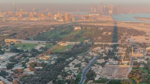 Zabeel bölgesindeki bahçe, arka plandaki gökdelenler, Dubai, BAE 'deki hava zaman çizelgesi. — Stok video