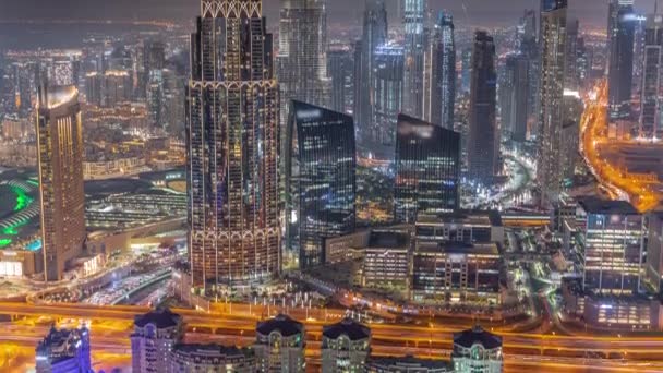Vista aérea das torres mais altas do Dubai Downtown horizonte e rodovia noite timelapse. — Vídeo de Stock