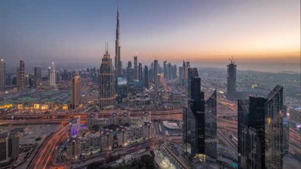 Flygfoto över de högsta tornen i Dubai Downtown skyline och motorväg dag till natt timelapse. — Stockvideo