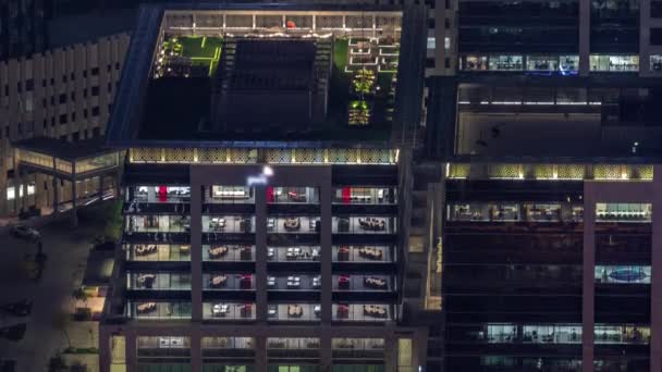 Edificios de oficinas con ventanas brillantes por la noche timelapse aéreo — Vídeos de Stock