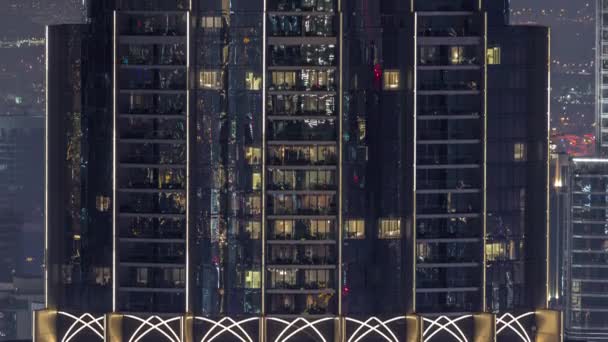 Ventanas en apartamentos de un edificio de clase alta en horario nocturno — Vídeo de stock