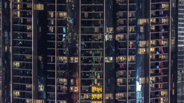 Ventanas en apartamentos de un edificio de clase alta en horario nocturno — Vídeos de Stock