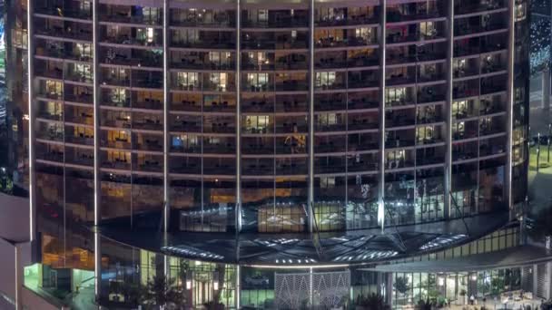Ventanas en apartamentos de un edificio de clase alta en horario nocturno — Vídeos de Stock