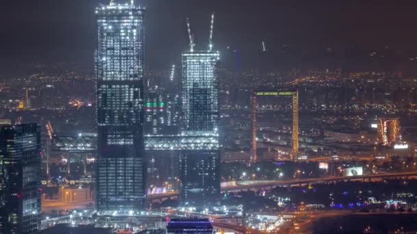 Flygfoto över skyskrapor under uppbyggnad i Dubai natt timelapse. — Stockvideo