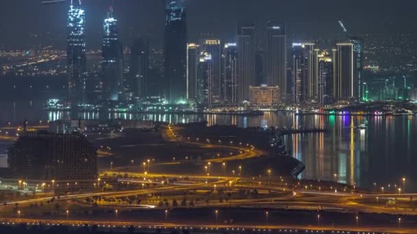 Dubai Creek Harbor με ουρανοξύστες και πύργους υπό κατασκευή εναέρια νύχτα timelapse — Αρχείο Βίντεο