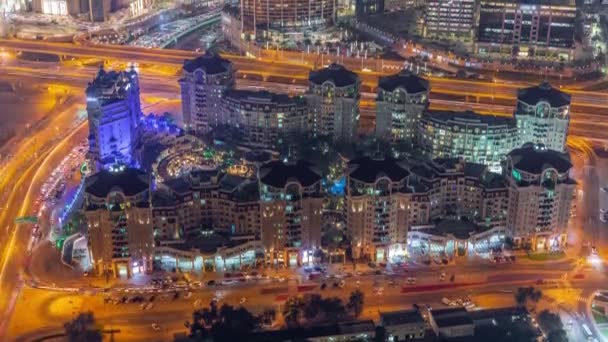 Tráfico ocupado en la intersección de paso elevado en el centro de Dubái timelapse noche aérea. — Vídeos de Stock