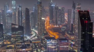 Şehir merkezinin ufuk çizgisi, modern mimari biçimle gece zamanının üstünde. Dubai iş hangarı kulelerinin hava görüntüsü.