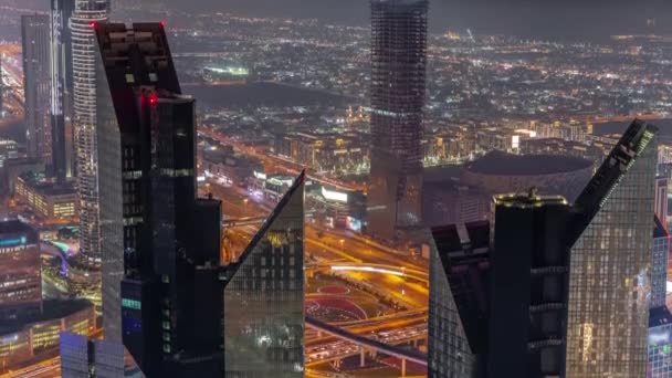 Skyline baixa com forma de arquitetura moderna acima da noite timelapse. Vista aérea das torres de baía de negócios do Dubai. — Vídeo de Stock