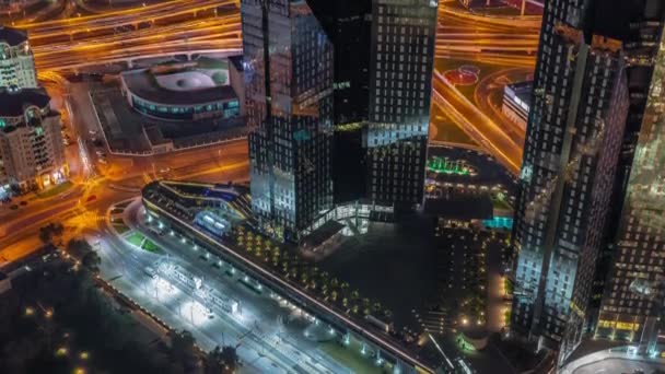 Dubai şehir merkezindeki yol kavşağında yoğun trafik var.. — Stok video
