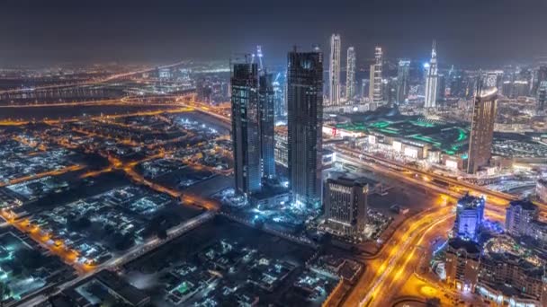 Dubai centro da cidade com construção em grande escala de um complexo residencial com guindastes aéreo noite timelapse — Vídeo de Stock