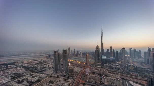 Vista aérea de las torres más altas del centro de Dubái skyline y autopista día a noche timelapse. — Vídeos de Stock