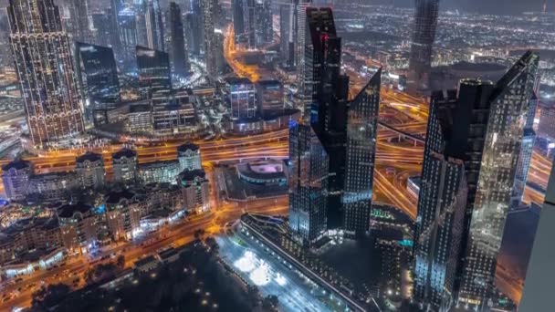 Flygfoto över de högsta tornen i Dubai Downtown skyline och motorväg natt timelapse. — Stockvideo