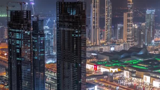 Dubai Downtown mit groß angelegtem Bau eines Wohnkomplexes mit Kränen in der Nacht — Stockvideo