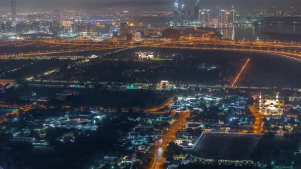 Jardín en el distrito de Zabeel con rascacielos en un timelapse noche aérea de fondo en Dubai, Emiratos Árabes Unidos — Vídeos de Stock