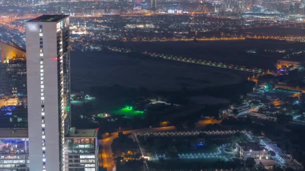 Giardino nel distretto di Zabeel con grattacieli su sfondo aereo notturno a Dubai, Emirati Arabi Uniti — Video Stock