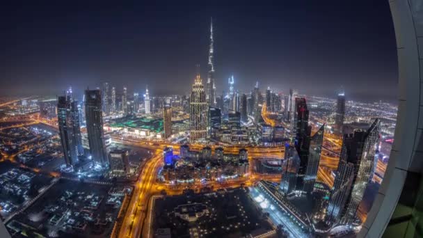 Letecký pohled na nejvyšší věže v Dubaji Downtown panorama a dálnice noční timelapse. — Stock video