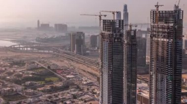 Dubai şehir merkezinde büyük ölçekli bir konut kompleksi inşaatı var. İnşaat vinçleri hava zaman ayarlı.