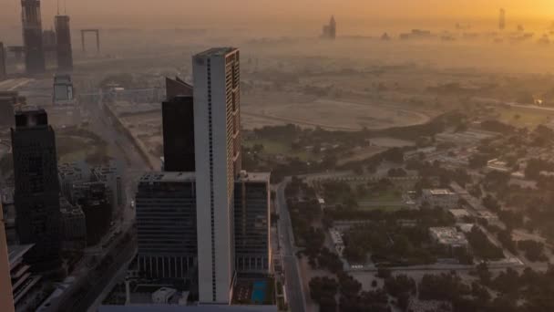 Villas en el distrito de Zabeel con rascacielos en un timelapse aéreo de fondo en Dubai, Emiratos Árabes Unidos — Vídeo de stock