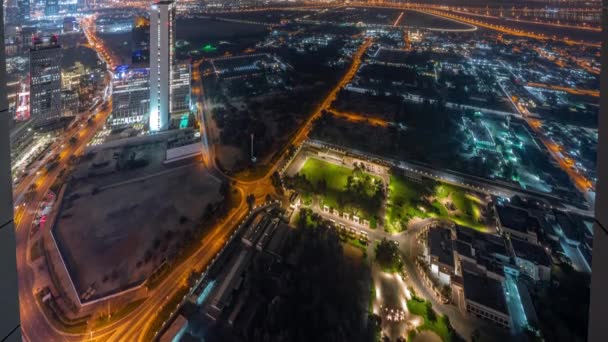 Jardim no distrito de Zabeel com arranha-céus em uma antena de fundo durante toda a noite timelapse em Dubai, Emirados Árabes Unidos — Vídeo de Stock