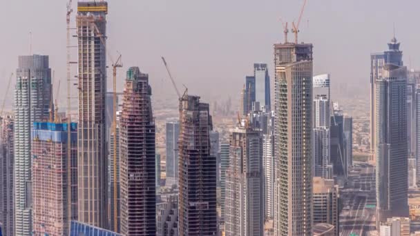 Dubai centrum med storskalig konstruktion av ett bostadsområde med utsikt över byggkranar antenn timelapse — Stockvideo