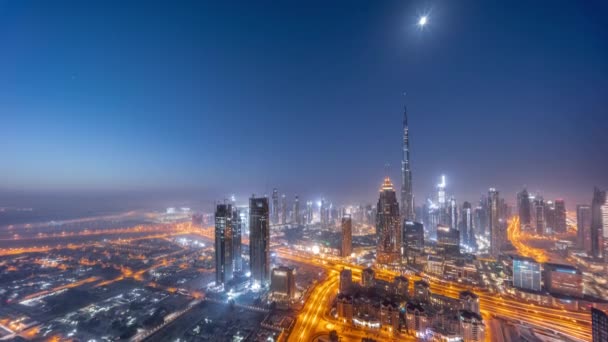 Letecký pohled na nejvyšší věže v Dubai Downtown panorama a dálnice noc na den timelapse. — Stock video