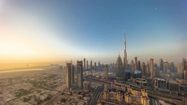 Vista aérea de las torres más altas del centro de Dubái skyline y timelapse autopista. — Vídeos de Stock