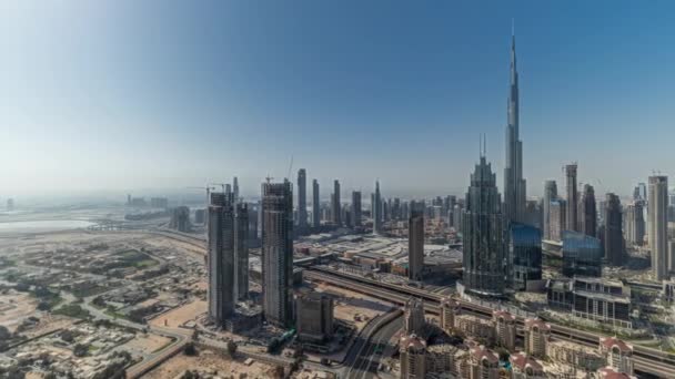 Panorama que muestra la vista aérea de las torres más altas del centro de Dubái skyline y timelapse autopista. — Vídeos de Stock